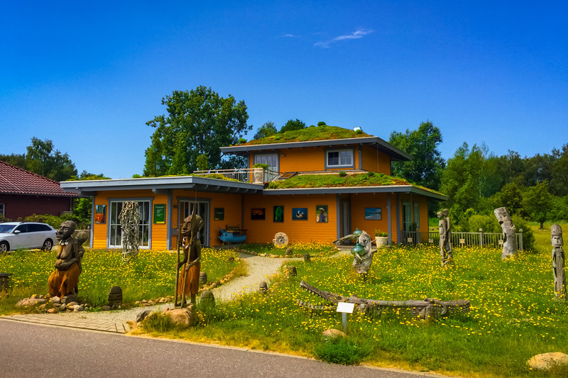 Haus mit Gründach und wilder Blumenwiese, Fasten-Seminar Treffpunkt