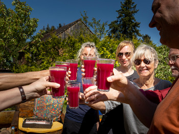 Rote Beete Saft und Gruppe beim Fastenwandern