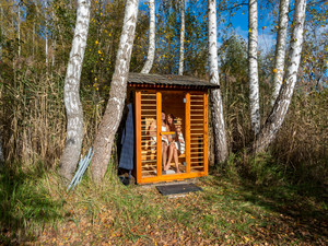 Unsere Infrarot-Sauna zwischen Birken am Teich