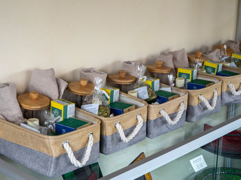 Unser Starter-Set fürs Fasten und Wandern, Körbchen mit Tees u.a.